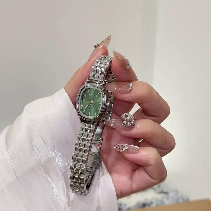 Montre étudiante petite bande d'acier sucrière élégante pour homme et femme styles modernes occasions quotidiennes