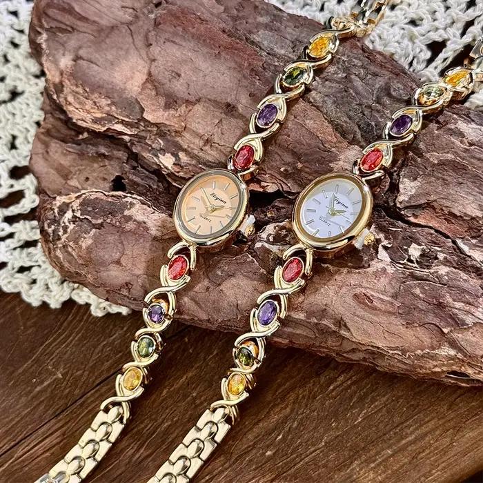 Montre exquise pour femme avec incrustation de pierres précieuses ovales et de diamants