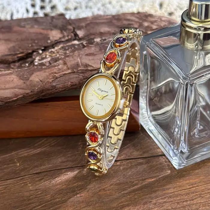 Montre exquise pour femme avec incrustation de pierres précieuses ovales et de diamants