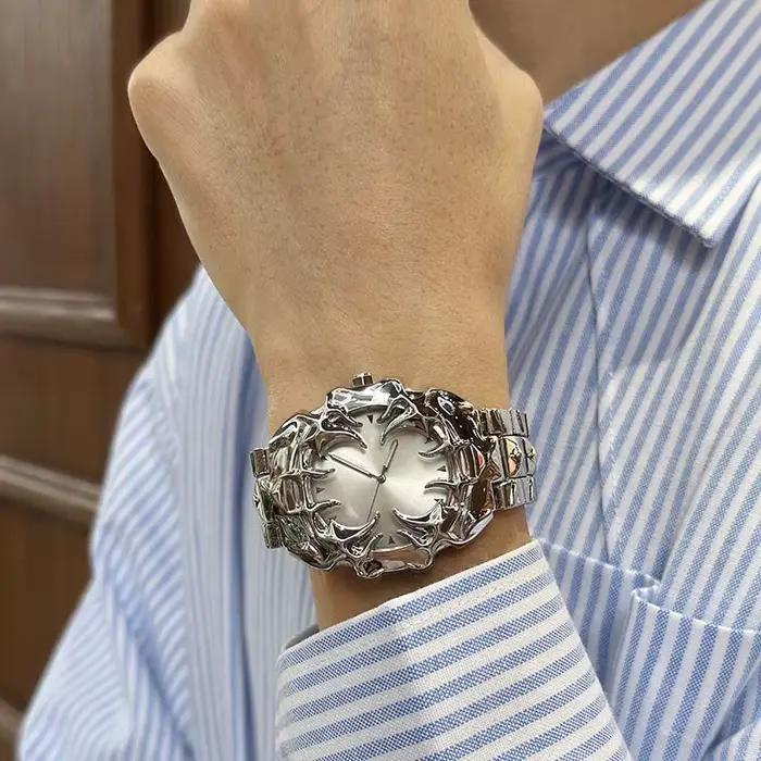 Montre à quartz gothique sombre avec griffes de démon