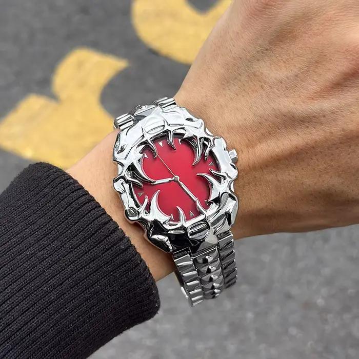 Montre à quartz gothique sombre avec griffes de démon