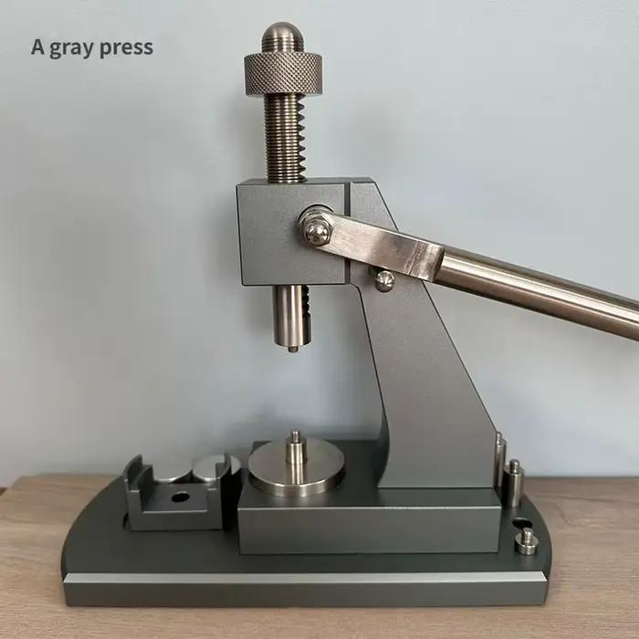 Machine de sertissage universelle robuste pour la réparation de montres, pour le sertissage des fond