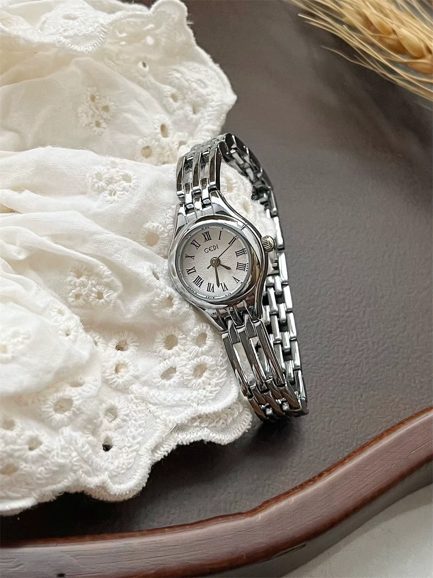 Petite montre à cadran rond pour femmes, cadran à chiffres romains, bracelet en acier inoxydable, mo