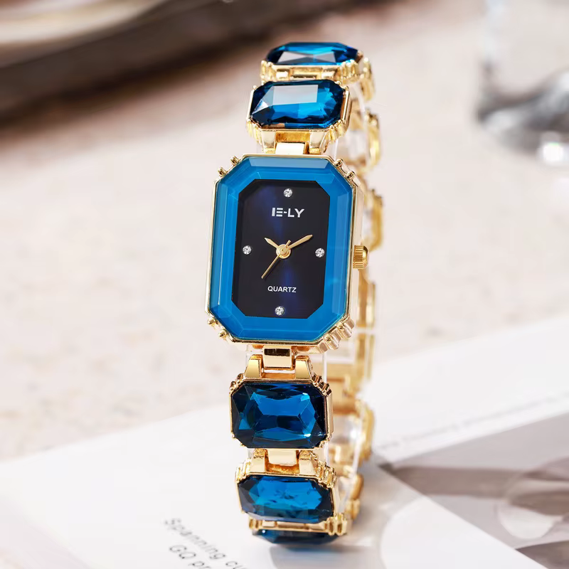 Montre pour femme carrée tendance de la mode petite