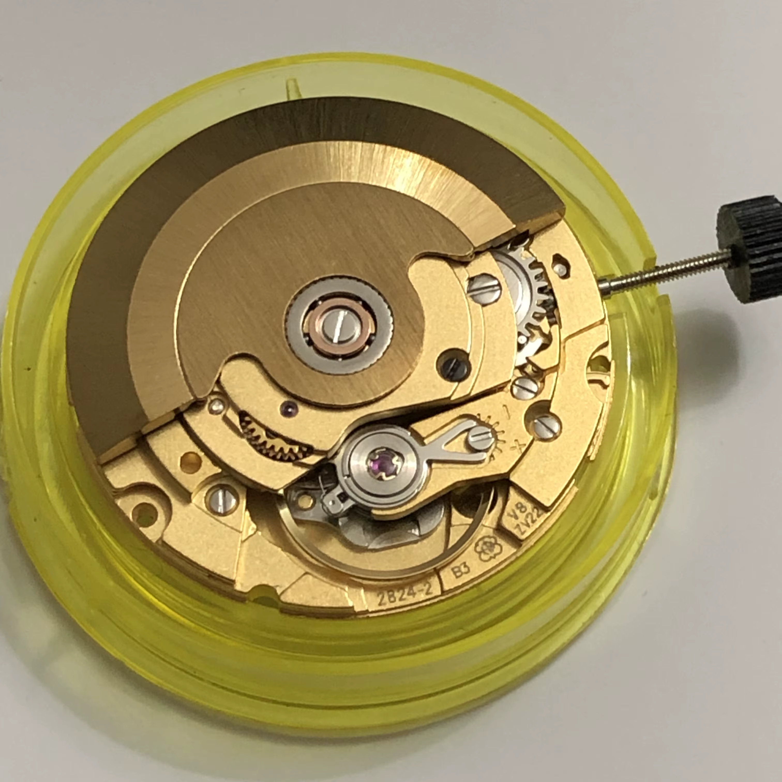 L'accessoire de montre comprend un tout nouveau mouvement domestique ETA2824-2. Le mouvement 2824 est blanc avec un motif V8