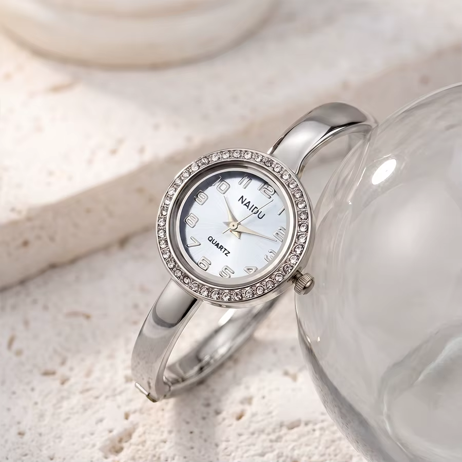 Petite montre pour femme : cadran rond serti de diamants, bracelet fin, montre-bracelet délicate pour femme